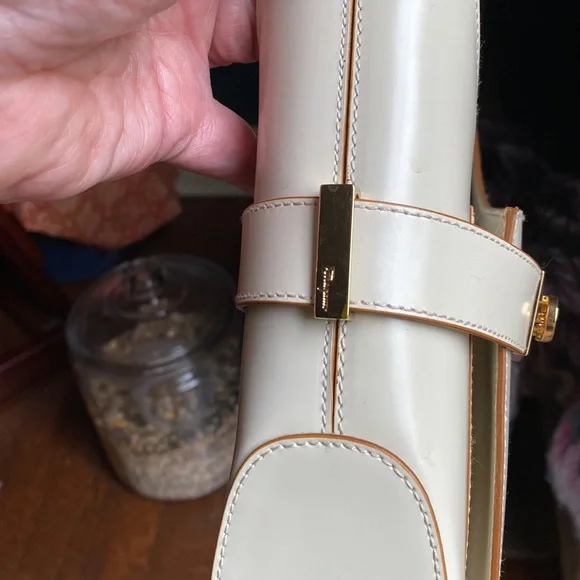 Salvatore Ferragamo cream leather handbag. - Picture 4 of 11